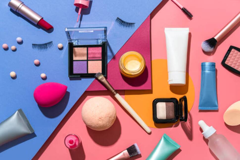 Private Label vs Custom Formulation: Choosing the Right Path for Your Beauty Brand